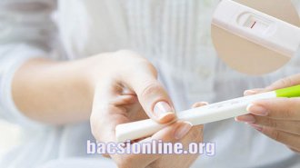 Đang ra máu có thử que thử thai được không? (Bác sĩ tư vấn)
