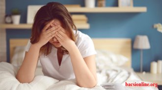 Khí hư có máu kèm theo tại sao?