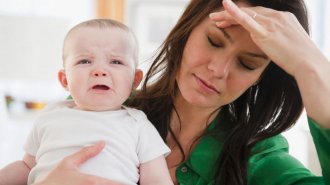 Rụng tóc nhiều sau sinh có nguy hiểm không? Có chữa được không? 
