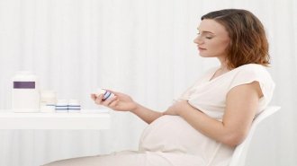 Đang có thai uống thuốc điều hòa kinh nguyệt có sao không?